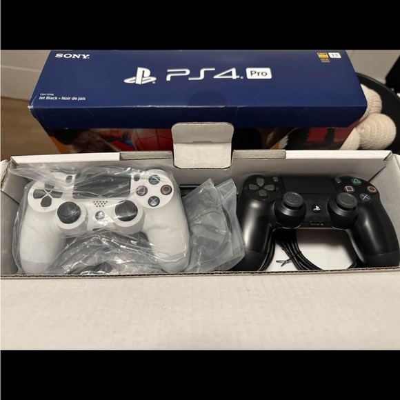 PS4 Pro - Picture 4 of 9